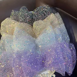 Nahaufnahme von glitzernden mehrlagigen Pailletten-Schleifen-Haarspangen in verschiedenen Farben