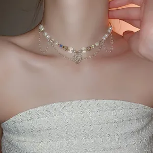 Nahaufnahme eines eleganten zweilagigen Perlen-Chokers mit Kristall-Herzanhänger