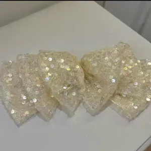 Detailansicht der mehrlagigen Netz-Schleifen-Haarspange mit glitzernden Pailletten.