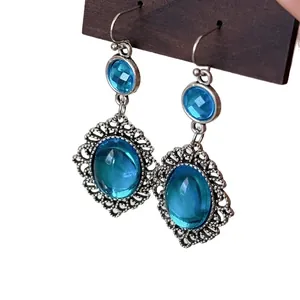 Orecchini etnici vintage con filigrana d'argento e ciondoli in resina blu di forma ovale