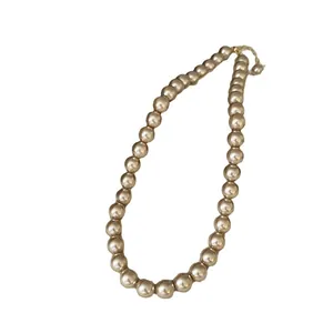 Elegante champagnerfarbene Perlenkette mit feinem Glanz, perfekt für Damen Schmuck.