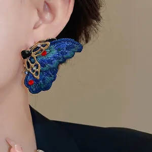 Orecchini vintage a forma di farfalla blu ricamata con strass