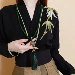 Elegante lange Kette im Neo-Chinesischen Stil mit grünen Perlen und Seidenquastenanhänger