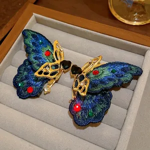 Eleganti orecchini vintage a farfalla con ali ricamate e cristalli a cuore nero di lusso