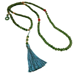 Lange grüne Perlenkette im neuen chinesischen Stil mit eleganter blauer Seidenquaste