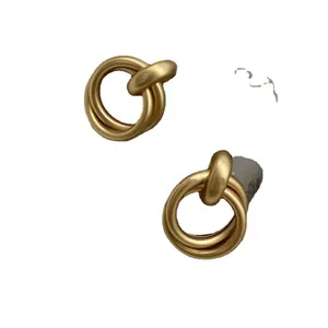 Elegante goldfarbene geometrische Ohrhänger im Knoten-Design für einen schicken Look