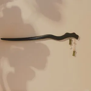 Épingle à cheveux élégante en bois avec pendentifs en bambou vert et chaînes à pompons dorés