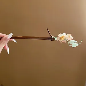Vue détaillée d'un pic à cheveux en bois avec un design élégant de fleur et bambou