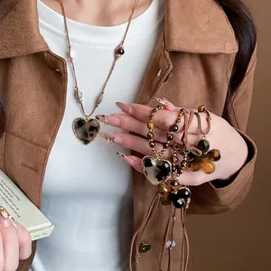 Vintage Tiger Eye Stone Flower Heart Pendant Necklace Maillard Style Resin Alloy Long Sweater Chain Luxury Women Jewelry