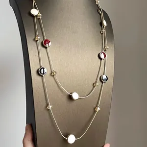 Elegante zweilagige Halskette mit runden Glastropfenperlen und Kristallen im Detail