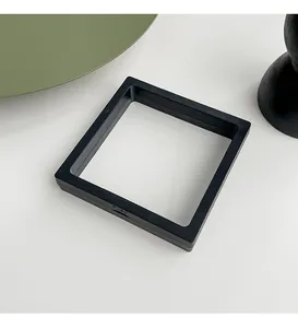 Détail de la boîte à bijoux carrée noire avec film PE transparent de haute qualité