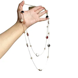 Elegante doppellagige Halskette mit bunten Emaille-Glasperlen und feiner Goldkette
