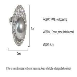 Vue détaillée de la bague ouverte ovale avec perle grise et zircons avec dimensions