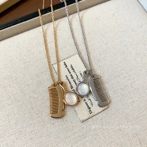 Collana unica con ciondolo a pettine e specchio in eleganti finiture oro e argento