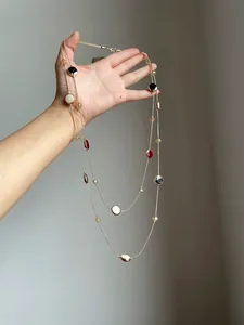 Elegante zweilagige lange Halskette mit bunten runden Emaille-Perlen und Glasanhängern.