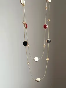 Elegante doppellagige Halskette im Detail mit bunten Emaille-Scheiben und Glasperlen