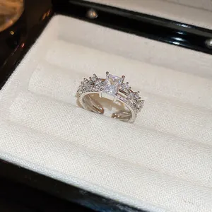 Gros plan d'une bague réglable en argent ornée d'un grand zircon carré scintillant
