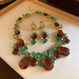 Conjunto de collar y pendientes vintage con circonitas en forma de lágrima dorada