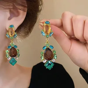 Elegantes pendientes vintage con circonitas de colores y diamantes de imitación brillantes