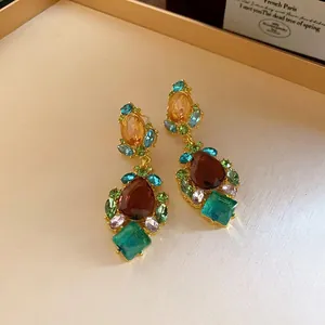 Pendientes vintage con gotas de circón multicolor y diseño antiguo elegante