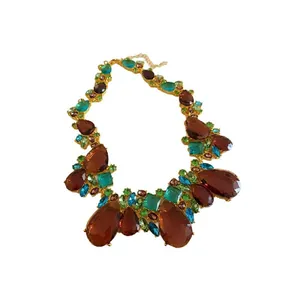 Collar de estilo vintage exagerado con circonitas de colores en forma de gota