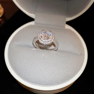 Bague ouverte de luxe en zircon argenté étincelant pour femme dans un coffret blanc