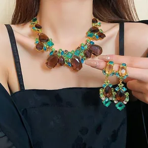 Primer plano detallado del collar vintage con grandes gemas en forma de gota de agua
