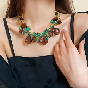 Detalle de un collar vintage con cristales coloridos usado en el cuello de una modelo.