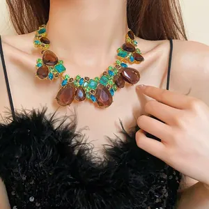 Detalle de un collar vintage exagerado con cristales de colores en forma de gota.