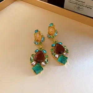 Pendientes de araña vintage con piedras preciosas de colores y montura de metal dorado