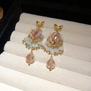 Boucles d'oreilles papillon vintage dorées avec cristaux roses et pampilles élégantes