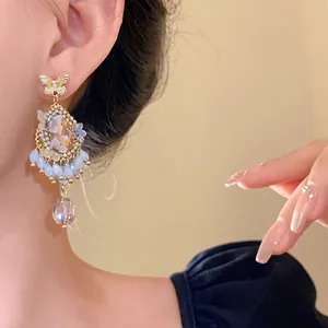 Boucles d'oreilles style palais vintage avec papillon, glands et gouttes en cristal