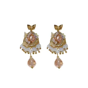 Boucles d'oreilles papillon vintage dorées avec cristaux de pêche et pompons en perles