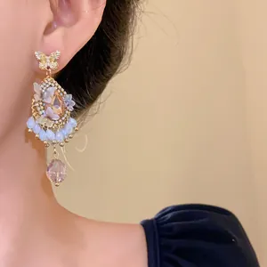 Boucles d'oreilles papillon vintage élégantes avec cristaux et perles bleu clair