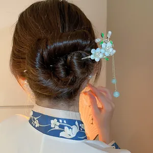 Elegante bastoncino per capelli floreale con nappe indossato in uno chignon con Hanfu