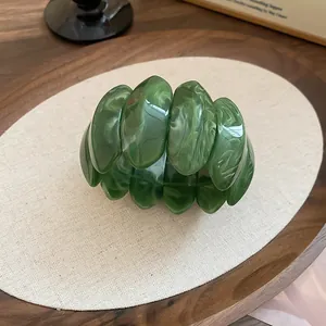 Bracelet jonc géométrique en résine verte avec motif marbré de style dopamine