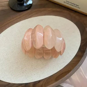 Bracelet jonc géométrique en résine marbrée rose au style esthétique dopamine chic