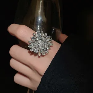Elegant luxury flower-shaped rhinestone ring for women, fashion index finger jewelry