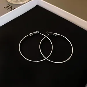Elegante minimalistische silberne große Creolen mit hochglanzpoliertem Metallfinish