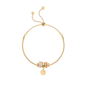 Bracelet coulissant doré élégant avec breloques en cœur et pierres de zircone étincelant