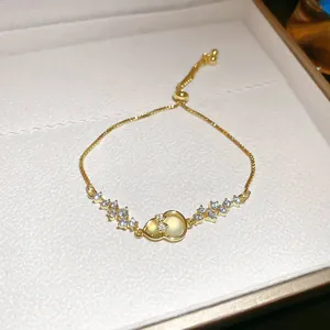 Elegantes goldenes Armband mit kristallbesetztem Wu Lou-Anhänger und verstellbarem Verschluss.