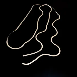 Dettaglio di una collana a catena a serpente regolabile con placcatura in oro vero.