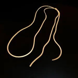 Vista dettagliata di una collana a catena a serpente regolabile placcata in oro lucido.