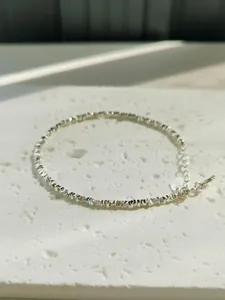 Bracciale minimalista con perline d'argento a pezzetti e catena regolabile in dettaglio