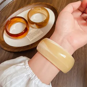 Bracciale rigido largo in acrilico marmorizzato retrò color crema per accessori moda donna