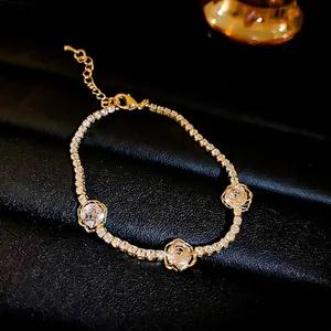 Élégant bracelet plaqué or avec breloques fleurs évidées et zircons scintillants
