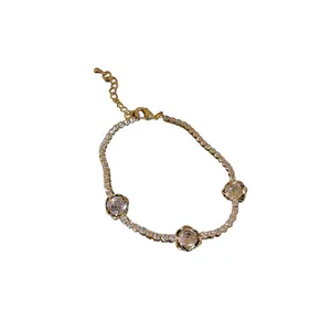 Bracelet fleur doré élégant avec zircons étincelants et design ajouré