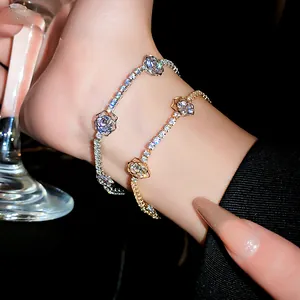 Gros plan élégant de bracelets à fleurs ajourées ornés de zircons étincelants
