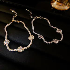 Détails de bracelets roses ajourés élégants avec cristaux de zircone scintillants en or et argent