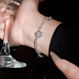 Gros plan d'un bracelet étincelant en zircon avec motif fleur évidé sur le poignet